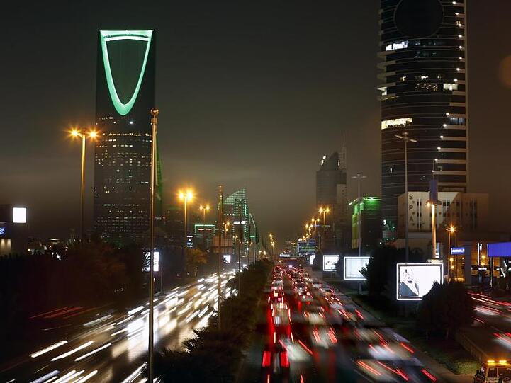 Riad bei Nacht: Saudi-Arabien ist für Touristen bislang schwer zugänglich.