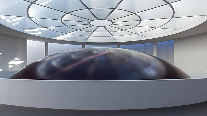 Die Installation "HOWL" des Bildhauers Anish Kapoor in der Pinakothek der Moderne. In der Rotunde im Eingangsbereich des Museums wurde die gigantische Kugel aus dunklem PVC angebracht, die sich über drei Etagen erstreckt.