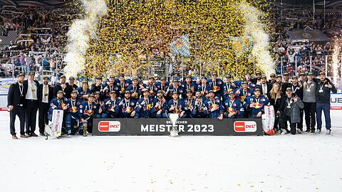 Der EHC Red Bull München im goldenen Lametta-Regen.