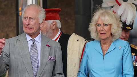 Schreck für König Charles und seine Ehefrau Camilla: Bei einem Termin auf der Insel Jersey wurden sie plötzlich von ihren Sicherheitsleuten weggeführt.