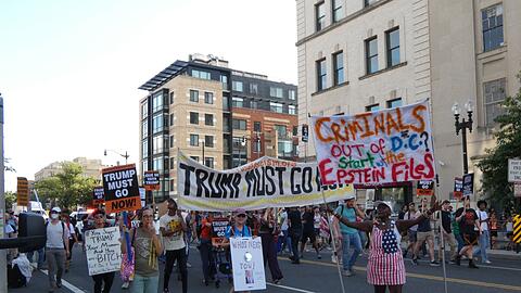 Nach Trumps Dekret regt sich erster Protest in der Hauptstadt.