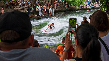 Da hatten die Surfer noch ihren Spa&szlig;: Sommer 2024 an der Eisbachwelle im Englischen Garten. K&ouml;nnen sich bald wieder Schaulustige um das M&uuml;nchner Wahrzeichen versammeln?