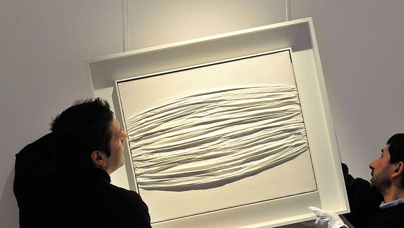 Ein "Achrome" von Piero Manzoni bei einer Versteigerung bei Christie's 2010: Sch&auml;tzpreis 700 000 Pfund.