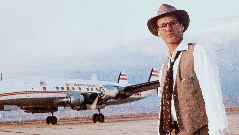 Kurz vor dem Abflug glaubt Walter Faber (Sam Shepard), dass es so etwas wie Zufall nicht gibt. Kurz vor dem Abflug glaubt Walter Faber (Sam Shepard), dass es so etwas wie Zufall nicht gibt.
