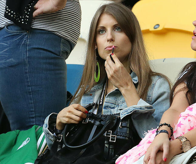 Frau trägt dick auf: Cathy Fischer, die Freundin von Mats Hummels, in der Lemberger Arena.