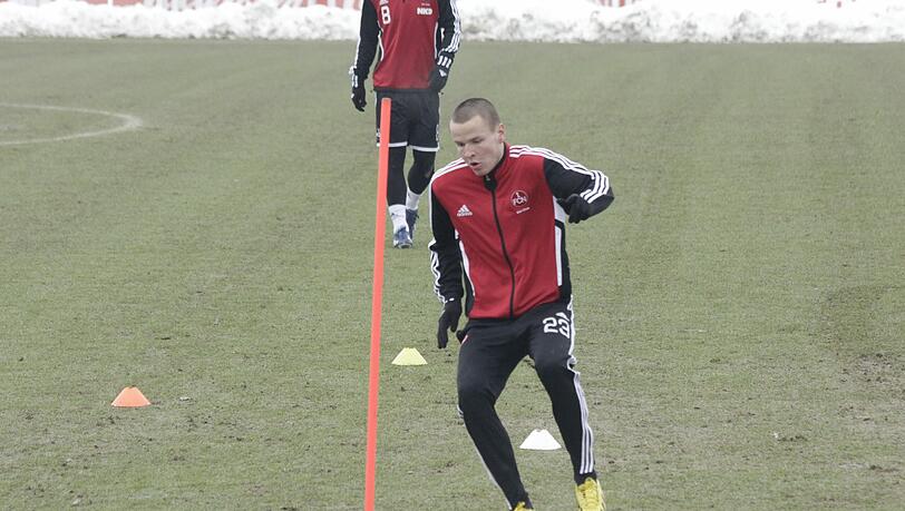 Adam Hlousek ist wieder im Training und hofft auf Spielpraxis bei den Amateuren. Adam Hlousek ist wieder im Training und hofft auf Spielpraxis bei den Amateuren.