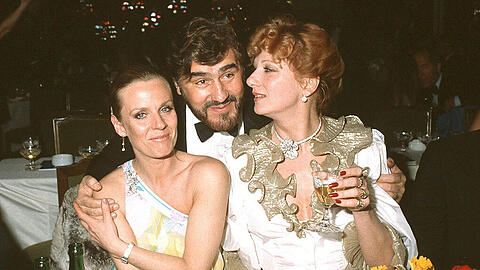 Drei große Stars in einem fröhlich-privaten Moment Anfang der 80er Jahre: Mario Adorf zwischen Heidi Brühl (&dagger; 1991, &bdquo;Die Mädels vom Immenhof&ldquo;) und Chanson-Sängerin Margot Werner (r., &dagger; 2012).