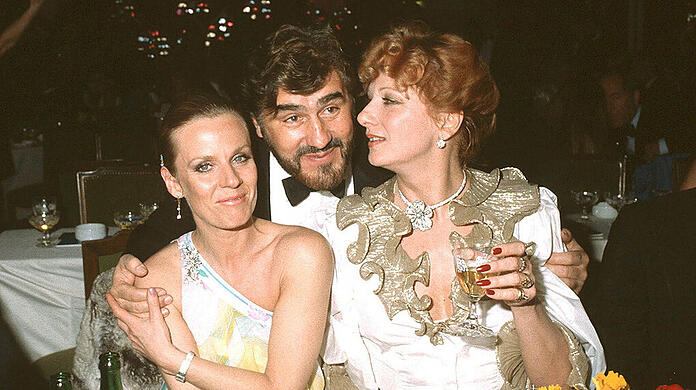 Drei gro&szlig;e Stars in einem fr&ouml;hlich-privaten Moment Anfang der 80er Jahre: Mario Adorf zwischen Heidi Br&uuml;hl (&dagger; 1991, &bdquo;Die M&auml;dels vom Immenhof&ldquo;) und Chanson-S&auml;ngerin Margot Werner (r., &dagger; 2012).