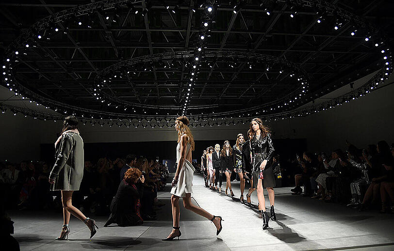 Kaum eine Show wurde so heiß erwartet, wie die von Versace. Die Bilder.
