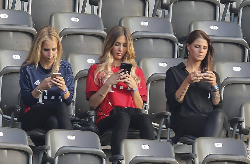 Die geballte moralische Unterstützung für unsere DFB-Jungs: Manuel Neuers Freundin Nina, Mario Götzes bessere Hälfte Ann-Kathrin und Joshua Kimmichs Herzblatt Lina (v.l.). Den Rest der deutschen Spielerfrauen sehen Sie in der Bilderstrecke.