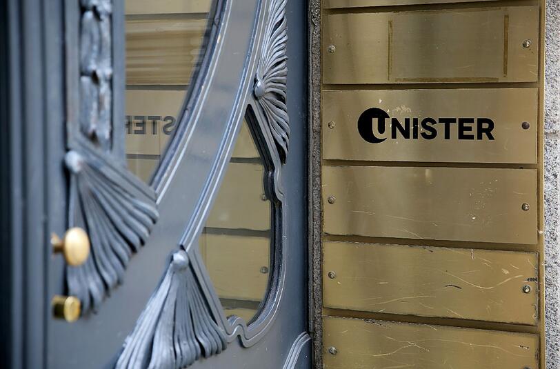 Das Firmenschild der Leipziger Internetfirma Unister. Foto: Jan Woitas