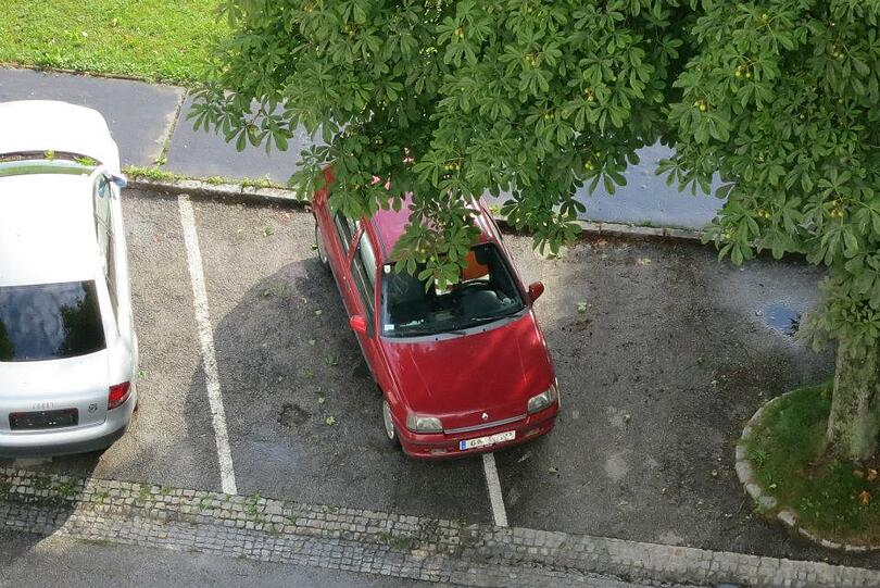 Ein Österreicher fotografiert seit Jahren fatale Einpark-Katastrophen. Ziel der Aktion: Mehr Rücksicht im Straßenverkehr! Klicken Sie sich hier durch die besten Parksünder-Schnappschüsse aus Johann Schwarzingers Sammlung...
