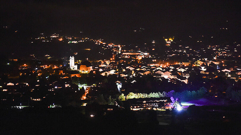 Kitzbühel bei Nacht - Die Sicht von den Sonnbergstuben.