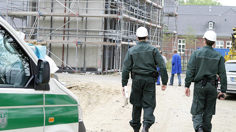 Zehn Schwarzarbeiter sind den Ermittlern vom Hauptzollamt München ins Netz gegangen. (Symbolbild)