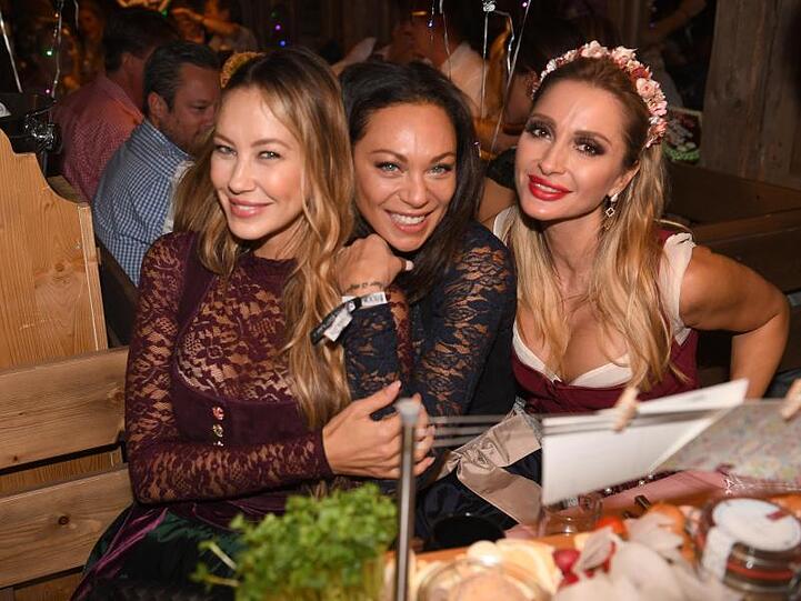 Die Models Alessandra Meyer-Wölden (l-r), Lilly Becker und die Designerin Kinga Mathe im Käferzelt.