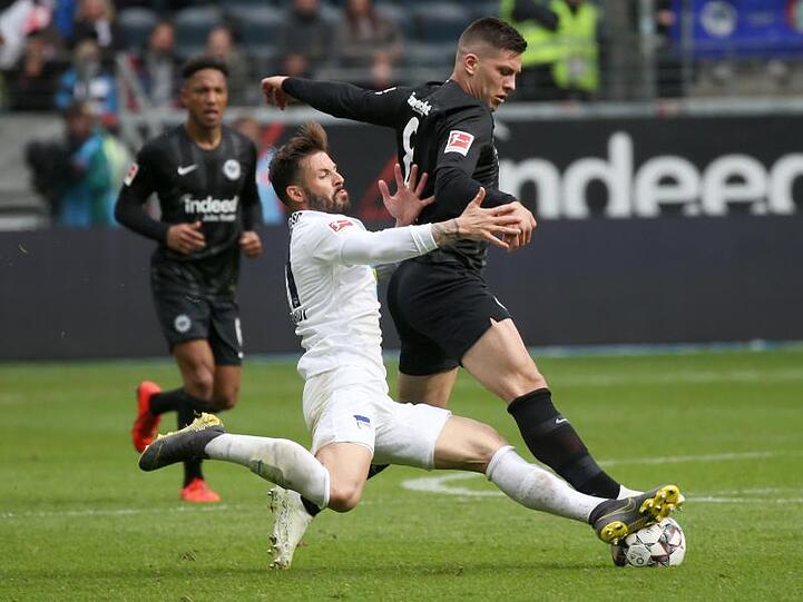 Berlins Marvin Plattenhardt (l) im Duell mit Eintracht-Spieler Luka Jovic: Am Freitag empfängt Frankfurt im Heimspiel Hertha.
