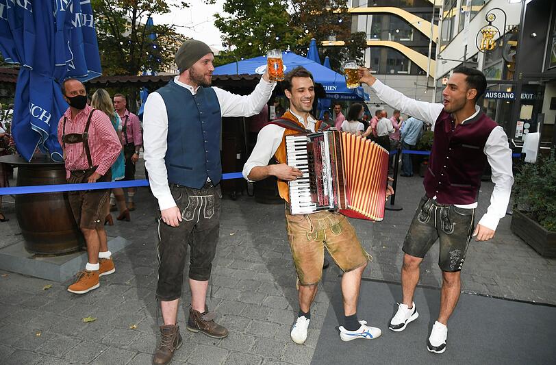 Patrick Heinrich, Leo Winstel (Akkordeon) und Timur Uelker