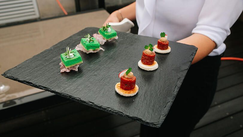 Fingerfood für eine Person: Saibling aus der Fischzucht Wildbad Kreuth, Variation von der Tomate mit Wildkräutern. Fingerfood für eine Person: Saibling aus der Fischzucht Wildbad Kreuth, Variation von der Tomate mit Wildkräutern.