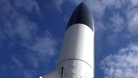 Der Nachbau einer V2-Rakete. Damit wurde 1942 Militär- und Raumfahrtgeschichte geschrieben, da die Waffe zugleich die erste weltraumtaugliche Trägerrakete gewesen ist.