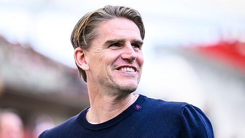 Münchens Sportdirektor Christoph Freund steht vor dem Spiel im Stadion.