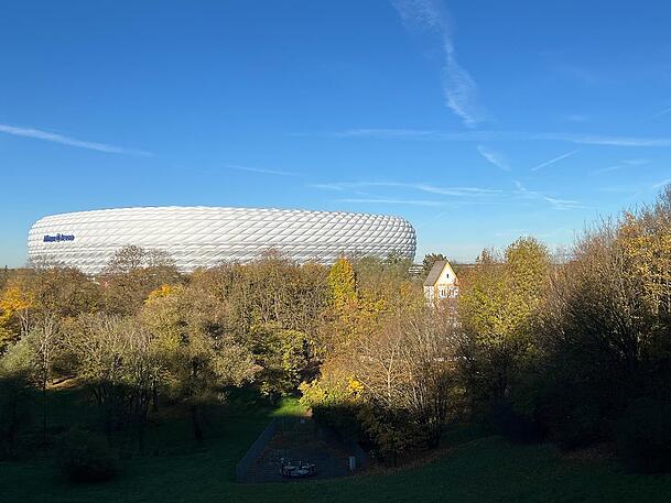 Friedliche Nachbarn: Hier ein romanisches Kircherl – auf der anderen Seite der Autobahn die 2005 eröffnete Allianz Arena.