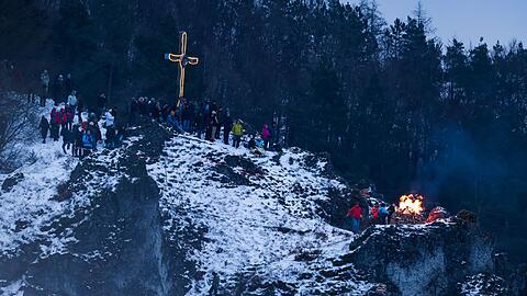 Bei Dauerfrost und Schnee auf den Felsen kamen zahlreiche Besucherinnen und Besucher nach Pottenstein zum Abschluss der Ewigen Anbetung.