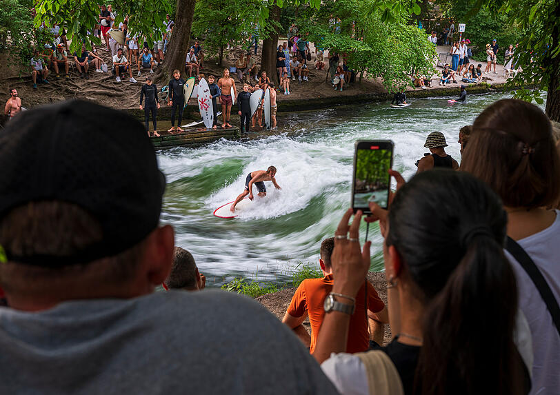 Der Eisbach im Englischen Garten hat vor dem schweren Unfall und den folgenden Problemen viele Zuschauer angelockt.
