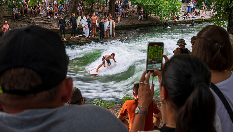 Der Eisbach im Englischen Garten hat vor dem schweren Unfall und den folgenden Problemen viele Zuschauer angelockt.