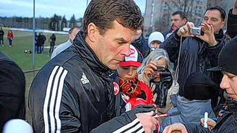 In Geberlaune: Der neue Club-Trainer Dieter Hecking schrieb beim Amtsantritt geduldig Autogramme.
