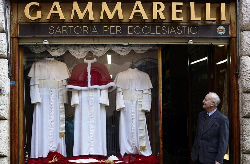 Der römische Schneider Gamarelli ist auf jeden Umfang eingestellt: Zur Zeit des Konklaves hängen bei ihm im Schaufenster die Papstgewänder in drei Größen.
