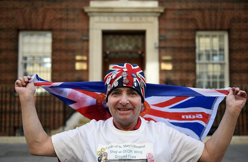 Immer mehr verrückte Briten schlagen ihr Lager vor dem St. Mary's Hospital in London auf und warten sehnsüchtig auf die Geburt des zweiten Royal Babys. Die Bilder.