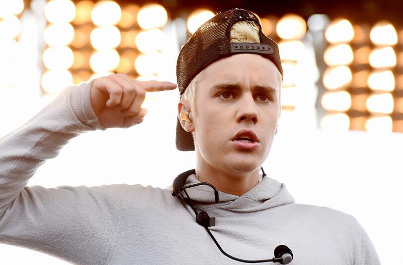 Nachdem die Nacktfotos von Justin Bieber aus dem Urlaub veröffentlicht wurde, kommentierte Vater Jeremy den Penis seines Sohnes auf Twitter.