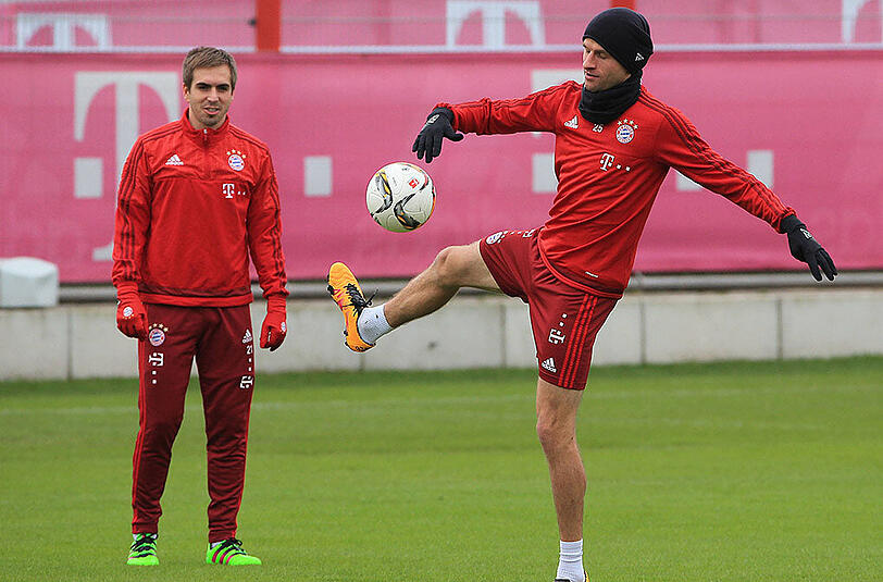 Thomas Müller (r.) zeigt Philipp Lahm, was am Ball alles möglich ist.