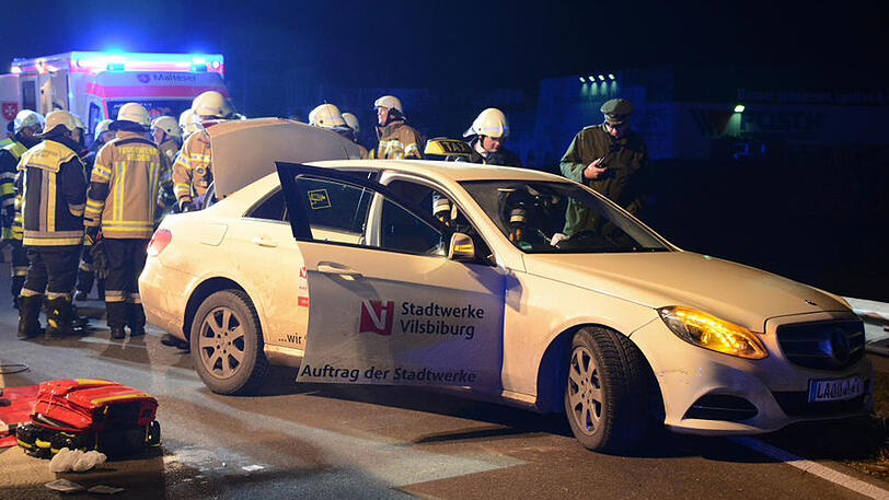 Auf der B388 im Landkreis Landshut kommt es zu einem schweren Unfall nach einem Reifenplatzer. Drei Personen werden verletzt.