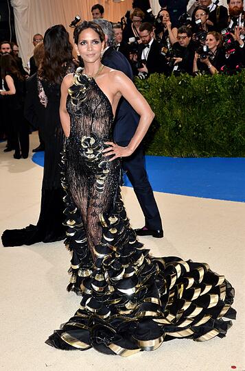 Top: Halle Berry in einem halbtransparenten Kleid von Versace