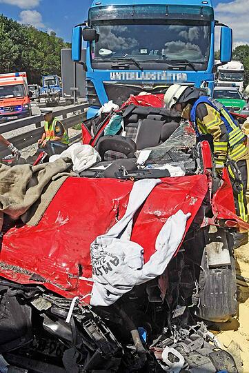 Vier Schwerverletzte sind die Bilanz eines Horror-Unfalls auf der A99.
