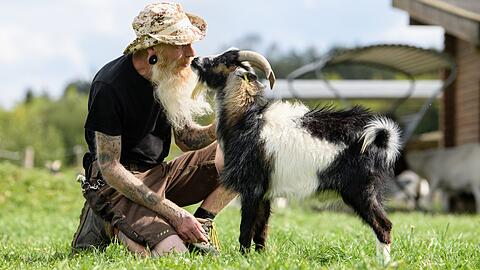Tierpfleger Gerd Walther mit dem Ziegenbock Hui Buh.