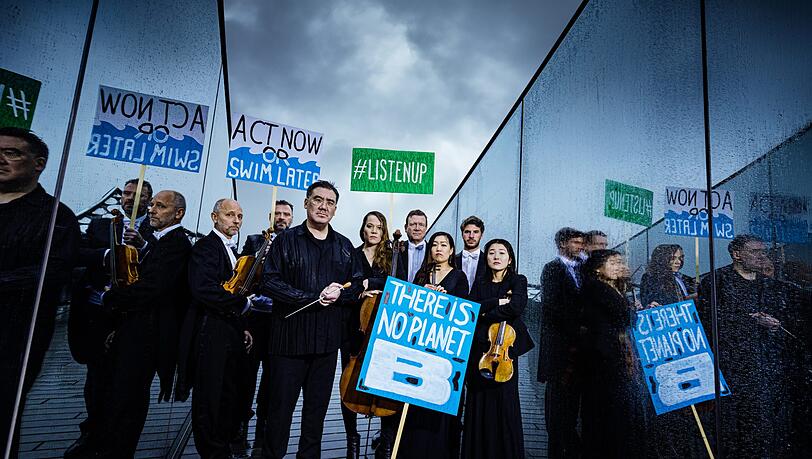 Der Dirigent Alan Gilbert demonstriert mit dem NDR Elbphilharmonie Orchester auf dem Dach der Elbphilharmonie gegen den Klimawandel und wirbt gleichzeitig für ein Konzertprojekt. Der Dirigent Alan Gilbert demonstriert mit dem NDR Elbphilharmonie Orchester auf dem Dach der Elbphilharmonie gegen den Klimawandel und wirbt gleichzeitig für ein Konzertprojekt.