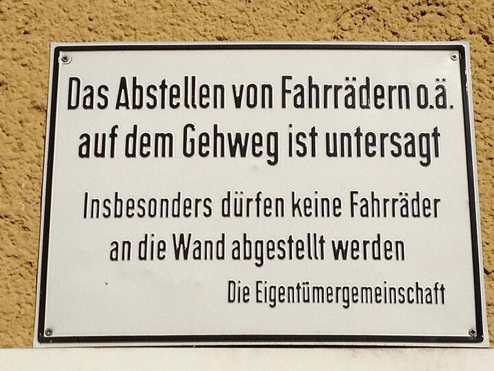 In diesen Innenhof in der Maxvorstadt darf man fast gar nichts - zumindest wenn es nach den Schildern geht.