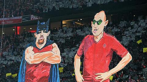 In einer Fan-Choreographie werden Darstellungen von Ribery (l) und Robben als Badman & Robben auf einem Transparent gezeigt. Foto: Tobias Hase/dpa/Archivbild
