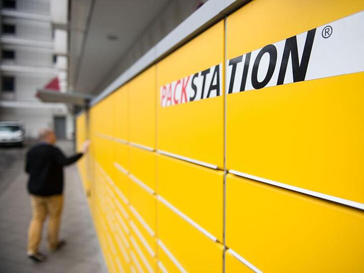 Ein Mann an einer DHL-Packstation. Die Paketgeschäfte der Deutschen Post wachsen weiter.