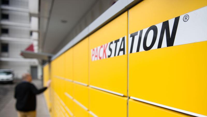Ein Mann an einer DHL-Packstation. Die Paketgeschäfte der Deutschen Post wachsen weiter. Ein Mann an einer DHL-Packstation. Die Paketgeschäfte der Deutschen Post wachsen weiter.