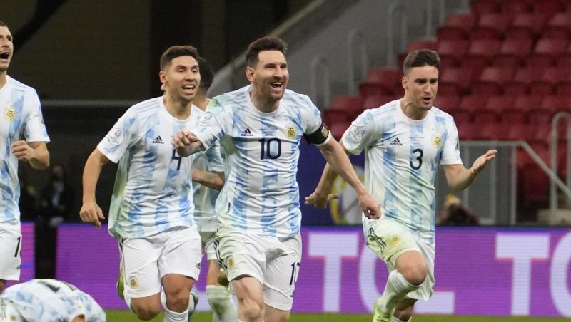 Lionel Messi (vorne) und Teamkollegen feiern den Sieg gegen Kolumbien im Elfmeterschießen.