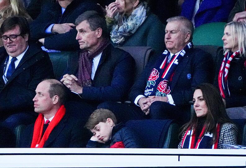 Prinz George hält ein Nickerchen