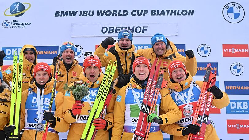 Die Biathlon-Staffel der Männer freut sich über den zweiten Platz in Oberhof.