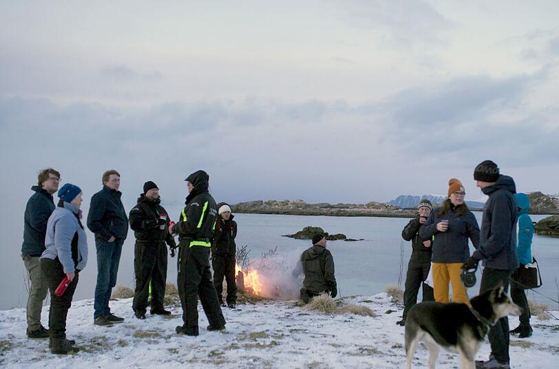Im kleinen Dorf Støen auf den abgelegenen norwegischen Vesterålen-Inseln nördlich des Polarkreises bilden Menschen aus 14 Nationen eine verschworene Gemeinschaft: Hier kümmert sich jeder um den anderen. Im kleinen Dorf Støen auf den abgelegenen norwegischen Vesterålen-Inseln nördlich des Polarkreises bilden Menschen aus 14 Nationen eine verschworene Gemeinschaft: Hier kümmert sich jeder um den anderen.