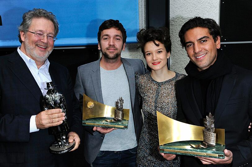 Der Schauspieler Elyas M'Barek mit seinen Kollegen und dem Preis "Goldene Leinwand mit Stern" für seinen Erfolg mit dem Film "Fack Ju Göhte".