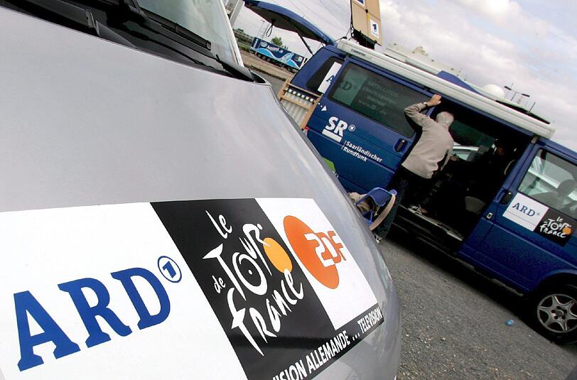 Fahrzeuge der deutschen Sendeanstalten ARD und ZDF stehen vor dem Pressezentrum in London, wo die Tour de France 2007 begann. Kehrt sie eventuell bald wieder ins Programm zurück? (Archiv)