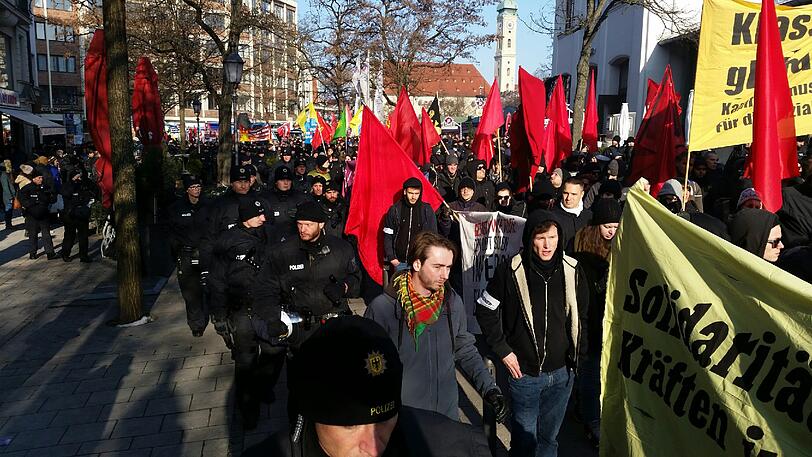 Unter dem Motto «Kein Frieden mit der NATO» demonstrierten am Samstag knapp 2000 Menschen gegen die Siko.