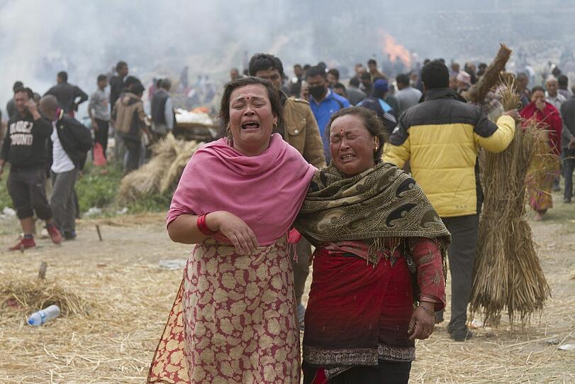 In Nepal betrauern Angehörige Erdbebenopfer.